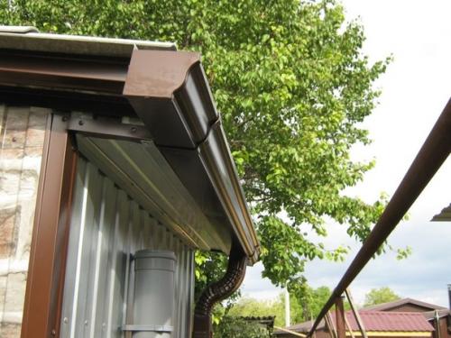 Мужчина показал, как он преобразовал старый туалет на даче во вполне современный туалет, в котором даже есть раковина. 03