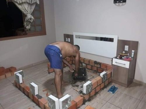 Мужчина продемонстрировал, как он при помощи кирпича, сделал себе царскую кровать.