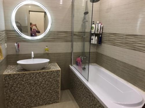 Наша двух комнатная квартира, обставили без всего лишнего, чтобы было побольше пространства. 05