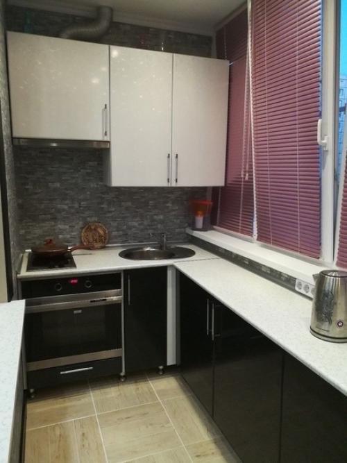 У нас в студии очень большая лоджия, а мы видели, что в лоджиях делают и спальни, и кухни.