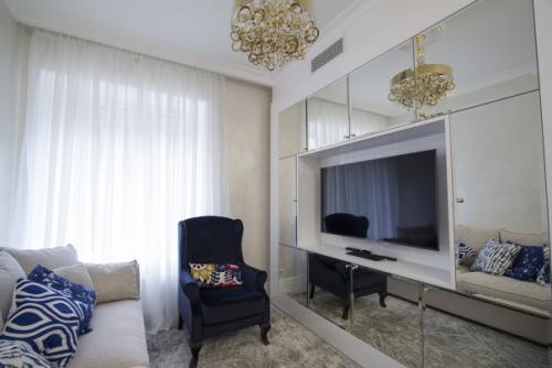 Небольшая кухня - гостиная с изюминкой в виде зеркальной стены. 03