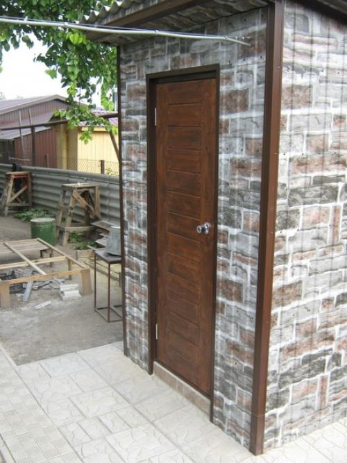 Мужчина показал, как он преобразовал старый туалет на даче во вполне современный туалет, в котором даже есть раковина. 05