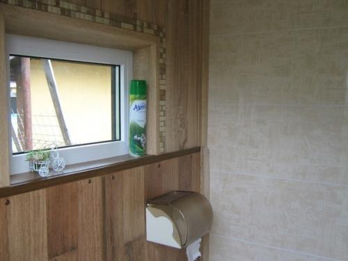 Мужчина показал, как он преобразовал старый туалет на даче во вполне современный туалет, в котором даже есть раковина. 06