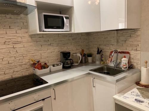 Произведен простой ремонт в студии у дочки, без особых сложностей и излишних хлопот. 01