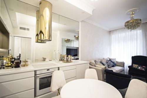 Небольшая кухня - гостиная с изюминкой в виде зеркальной стены. 02