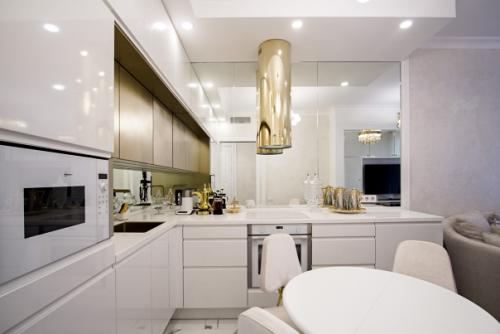 Небольшая кухня - гостиная с изюминкой в виде зеркальной стены.