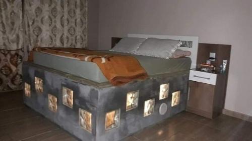 Мужчина продемонстрировал, как он при помощи кирпича, сделал себе царскую кровать. 03