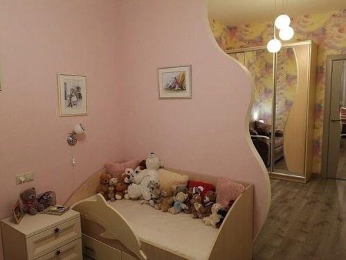 Мы живем в однушке с ребенком и решили разделить немного комнату, пространство для нам и ребенка. 04