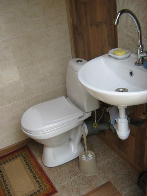 Мужчина показал, как он преобразовал старый туалет на даче во вполне современный туалет, в котором даже есть раковина. 08