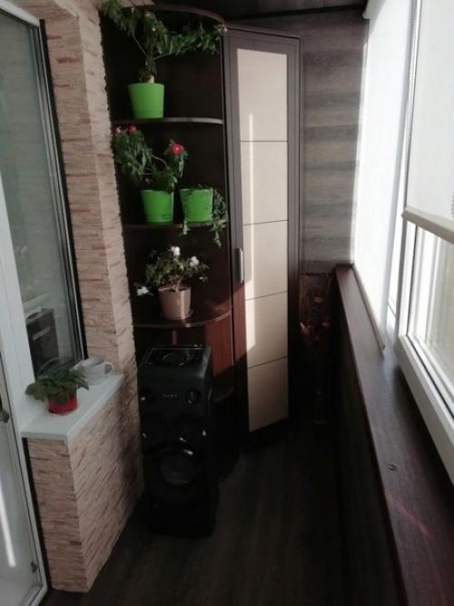 Уже долго моя жена просила привести балкон в порядок и создать уютную зону для отдыха. 05