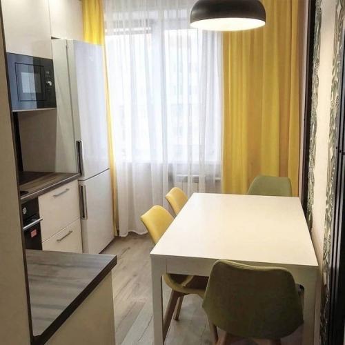 Мы решили добавить немного яркости в интерьер нашей кухни с помощью желтых занавесок и стульев. 02