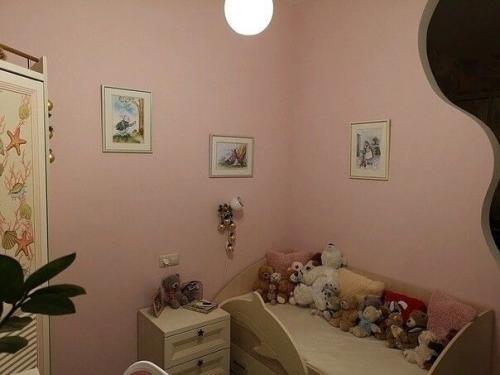 Мы живем в однушке с ребенком и решили разделить немного комнату, пространство для нам и ребенка. 03