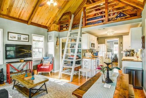 Вместо приобретения дорогостоящей квартиры, мы решили построить себе такой вот домик, площадь 50 квадратных метров. 04