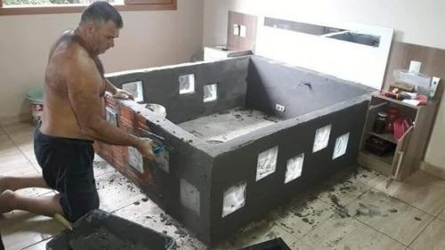 Мужчина продемонстрировал, как он при помощи кирпича, сделал себе царскую кровать. 02