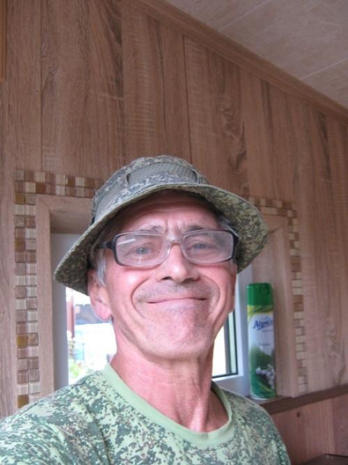 Мужчина показал, как он преобразовал старый туалет на даче во вполне современный туалет, в котором даже есть раковина. 09