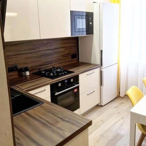 Мы решили добавить немного яркости в интерьер нашей кухни с помощью желтых занавесок и стульев.