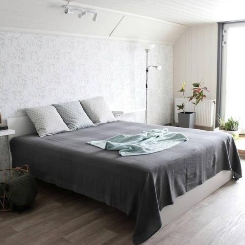 Вот купили небольшой домик за городом с полуобвалившейся кирпичной кладкой. 06