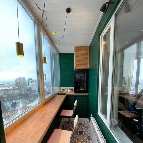 Скромненькая обеденная зона на лоджии.