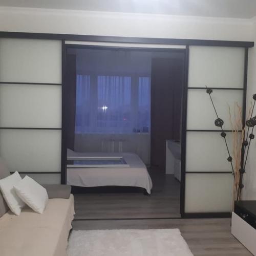 Показываю какое зонирование мы сделали в своей однокомнатной квартире. 01