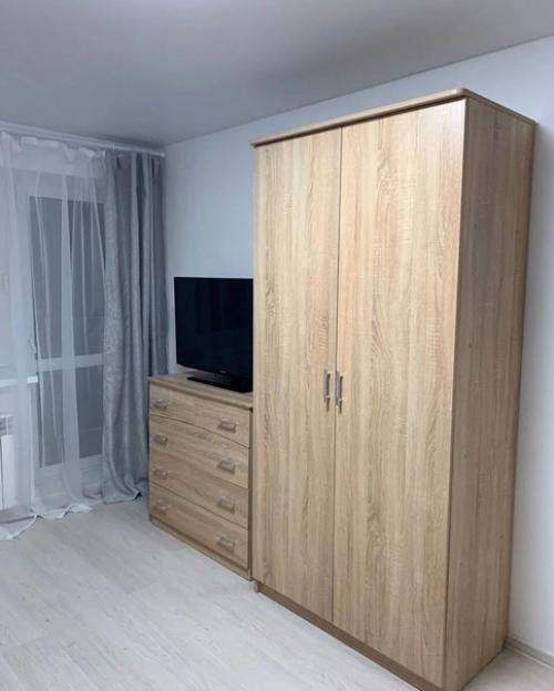 Стоял вопрос, либо купить однушку, но при этом еще взять кредит, про ремонт вобще молчу, либо студию и при этом бюджет еще на ремонт остался бы. 02