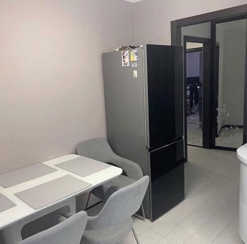 У меня появилась новая кухня, которая выглядит белоснежно и свежо. 01