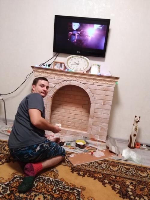 Муж с юным помощником мастерят в квартиру декоративный камин. 05