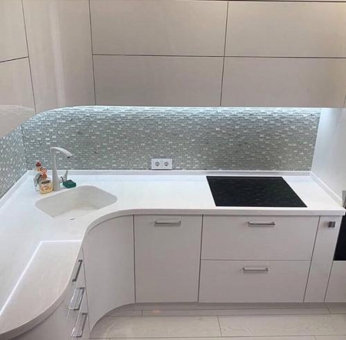 У меня появилась новая кухня, которая выглядит белоснежно и свежо. 02