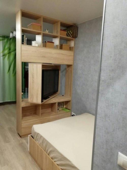 Вот такой стеллажик, разделяющий комнату на две зоны, гостинную и спальню. 02