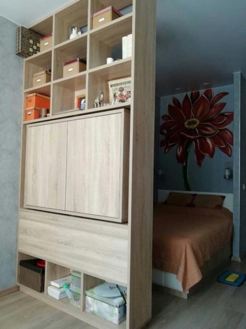 Вот такой стеллажик, разделяющий комнату на две зоны, гостинную и спальню.