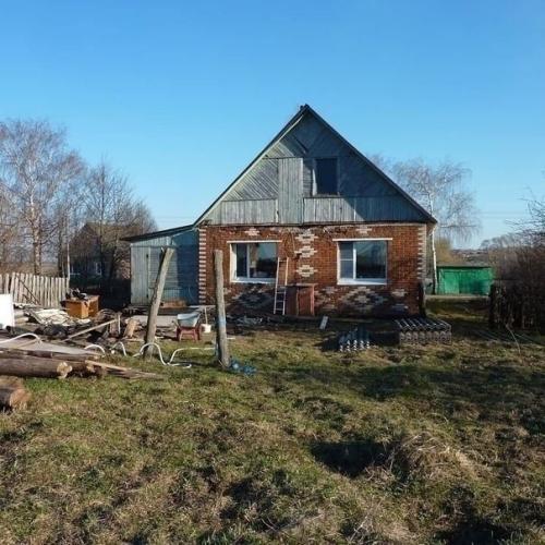 Вот купили небольшой домик за городом с полуобвалившейся кирпичной кладкой.