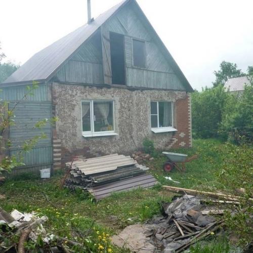 Вот купили небольшой домик за городом с полуобвалившейся кирпичной кладкой. 01