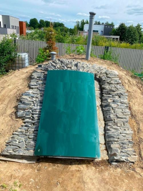 Мы современный погреб на нашей даче установили.