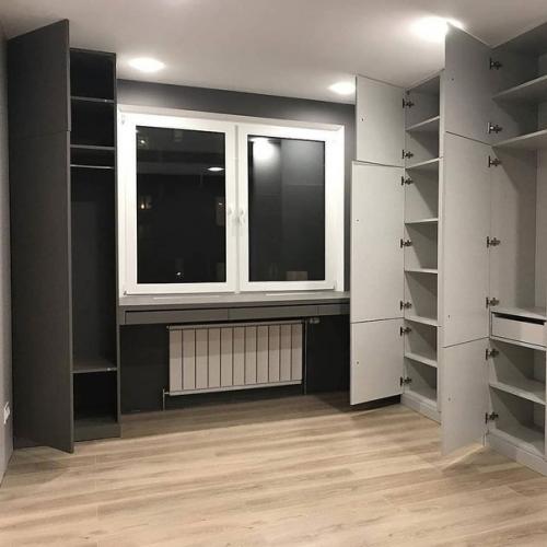 Такая вот у нас вышла отделка, сразу установили шкафы и даже подоконник приспособили под комод. 02