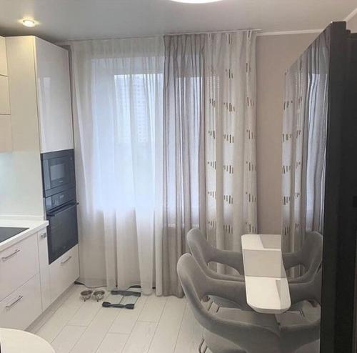 У меня появилась новая кухня, которая выглядит белоснежно и свежо. 03