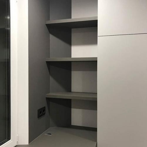 Такая вот у нас вышла отделка, сразу установили шкафы и даже подоконник приспособили под комод. 04