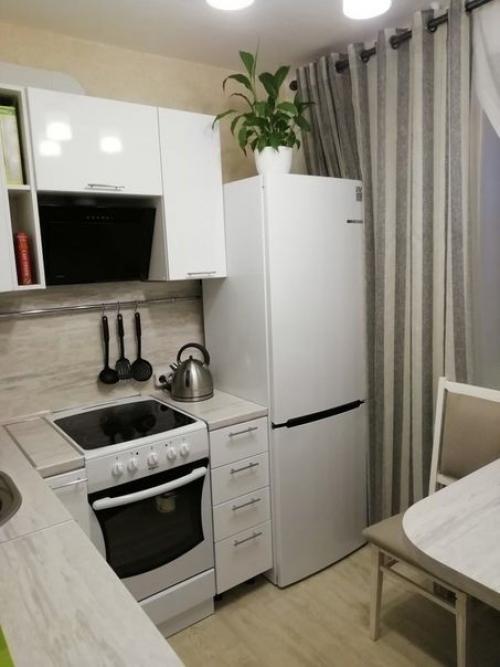 На сколько бы не была мала кухня, но при желании можно все поместить с лихвой.