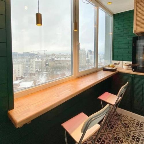 Скромненькая обеденная зона на лоджии. 01