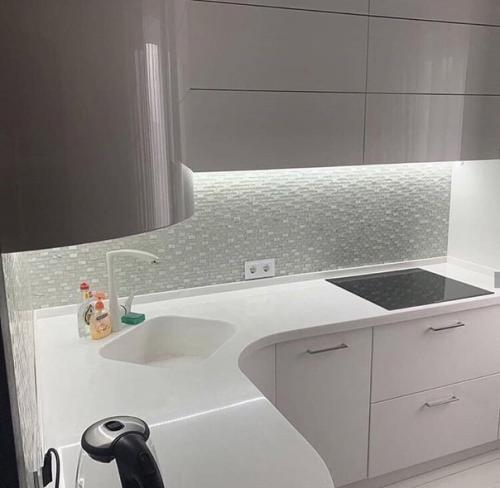 У меня появилась новая кухня, которая выглядит белоснежно и свежо. 06