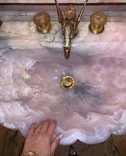 Нет, это роскошная раковина не стоит у кого то в квартире или доме.