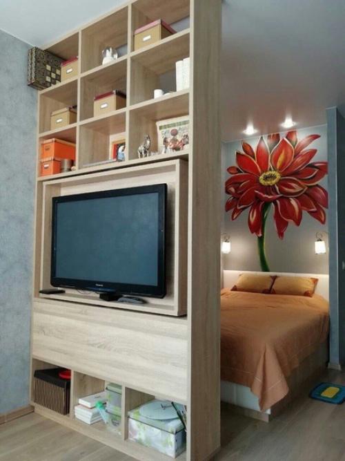 Вот такой стеллажик, разделяющий комнату на две зоны, гостинную и спальню. 01