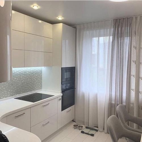 У меня появилась новая кухня, которая выглядит белоснежно и свежо.