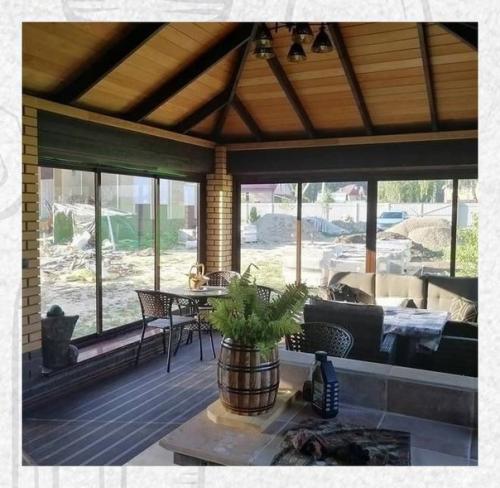 Да это не просто беседка у кого то на участке, а целый дом в котором можно жить. 03