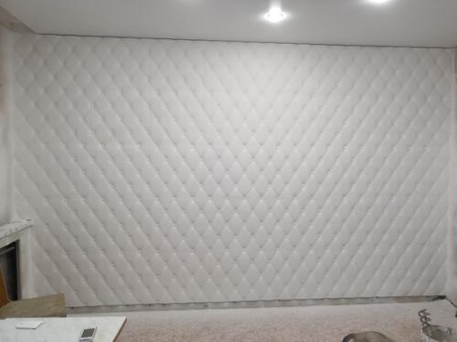 Нам идея отделки стены гипсовыми панелями понравилась. 06