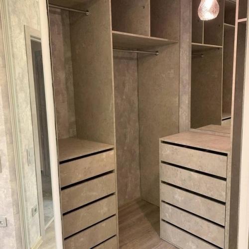 В типовой хрущёвке удалось сделать вместо шкафа целую гардеробную. 04