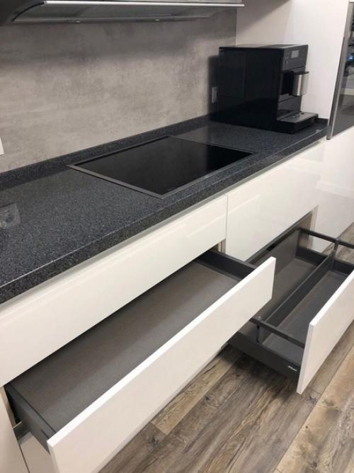 Вот такая строгая и стильная кухня получилась у нас. 02