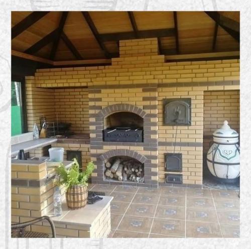 Да это не просто беседка у кого то на участке, а целый дом в котором можно жить. 02