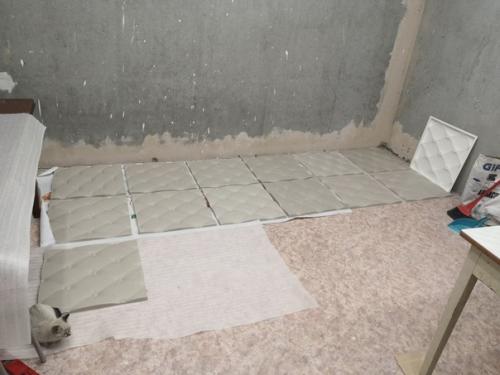 Нам идея отделки стены гипсовыми панелями понравилась. 03