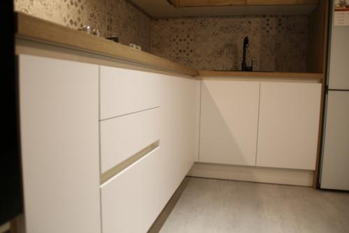 Мой новенький кухонный гарнитур в сочетании белого цвета с деревом. 01