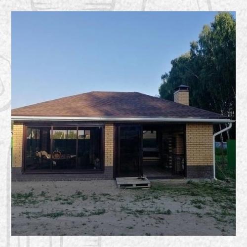 Да это не просто беседка у кого то на участке, а целый дом в котором можно жить.