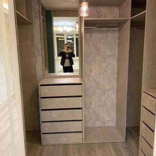 В типовой хрущёвке удалось сделать вместо шкафа целую гардеробную. 02